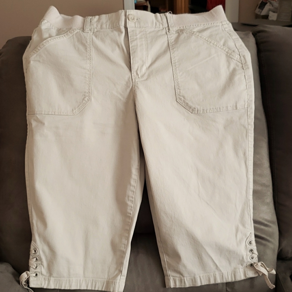 Capris Gloria Vanderbilt woman's beige zipper